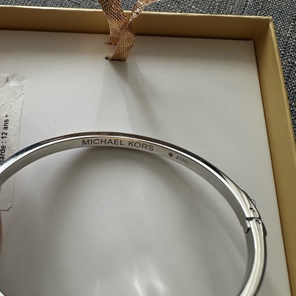 MICHAEL KORS
Silver-Tone Logo Heart Bangle - Picture 2 of 2